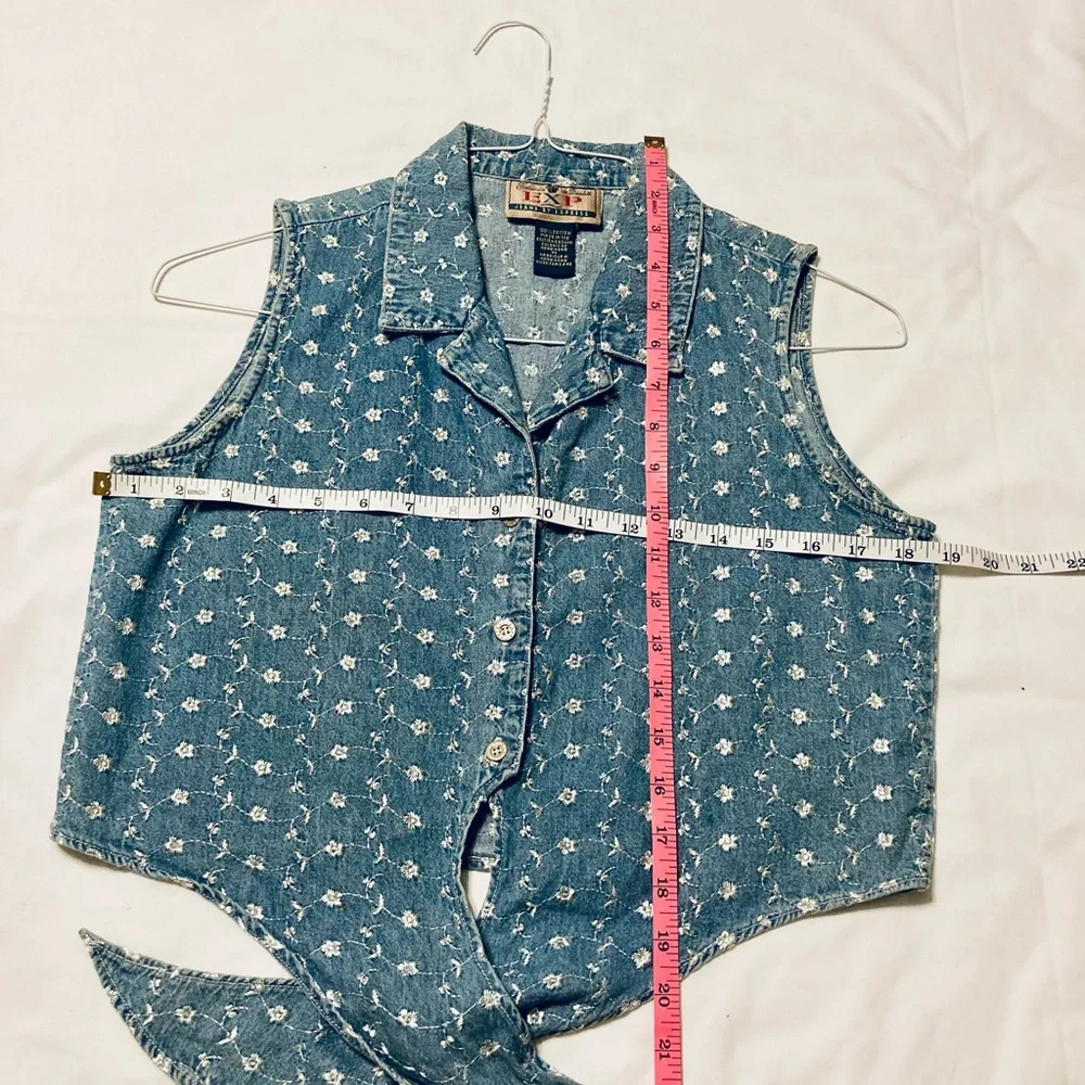 Cute sleeveless denim crop top that ties in front. - Picture 4 of 6